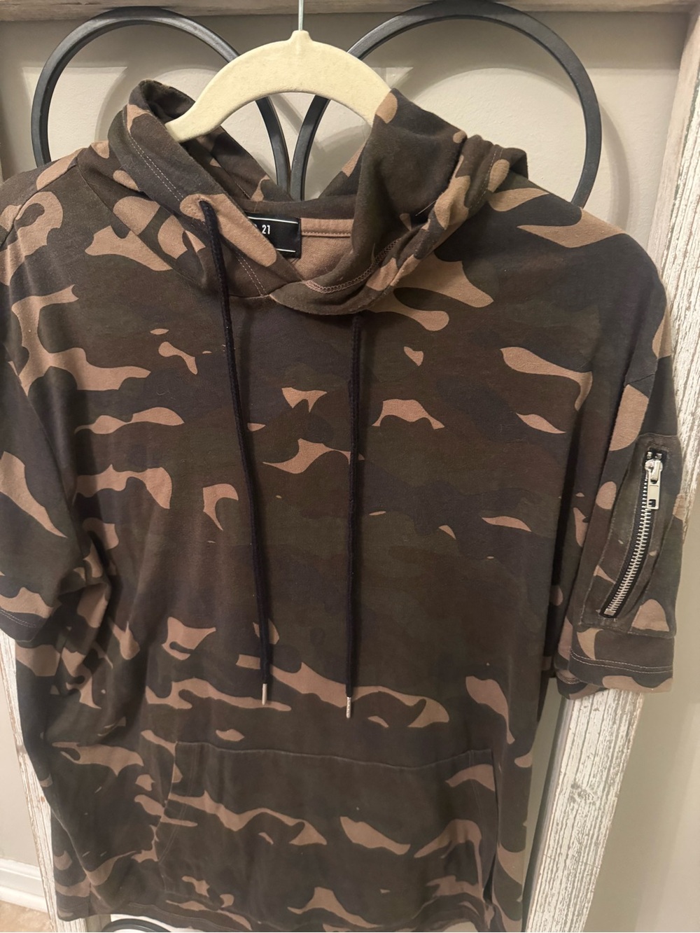 Forever 21 Men Camo Short Sleeve Hoodie Utility Pocket Brown Black XL‎ - Picture 2 of 9